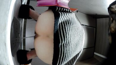 十二月最新流出精品厕拍火锅城女厕全景高清后拍超近视角偷拍健美裤长靴美女的逼