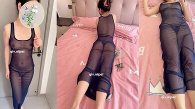 蓝色连衣裙2025年8月最新私拍精品，【摄影师系列】，28岁极品小少妇，居家情趣装透视，特写私处，超清画质一流