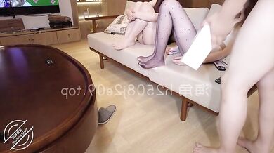 大神【我和娇妻的日常】让老婆约来美腿长腿清纯闺蜜搞群P 4P双飞！闺蜜穿上黑丝美腿，两男两女开始互动上集